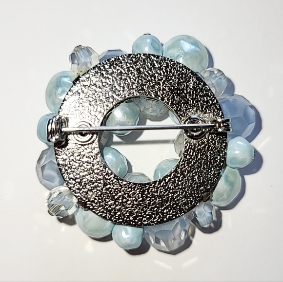 BLUE CRYSTAL GIVRE GLASS & FAUX PEARL WREATH BROOCH - Picture 4 of 6